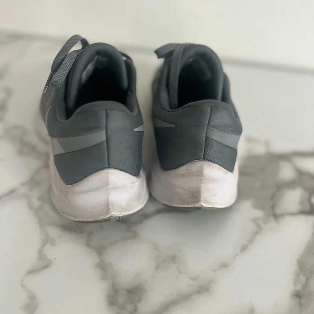 Women’s Nike running sneakers Nike Air Zoom women’s size 8 in cool gray